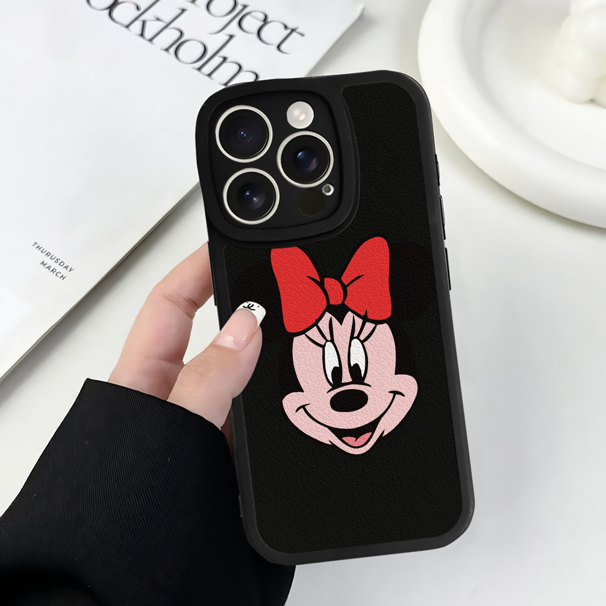 （画像用） ミッキーマウス Mickey Mouse 【iPhone 16シリーズ対応】シリコンスマホケース（レザー調） 材質：シリコン